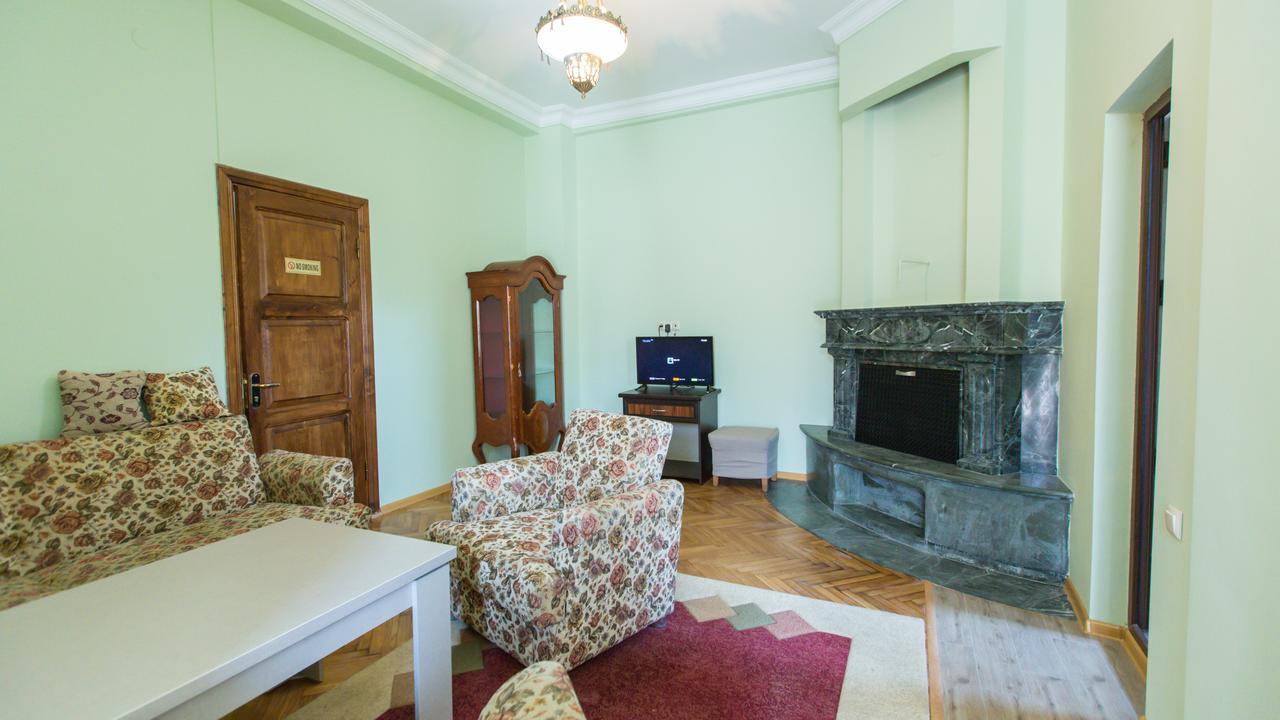 Hotel Cattaleya Batumi Kültér fotó